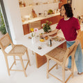 Lexia - Lot de 2 tabourets de bar intérieur/extérieur en bois d'acacia et résine tressée H66cm - Bois clair - 1
